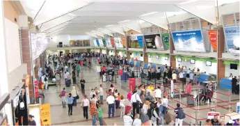  ??  ?? En el aeropuerto Las Américas se informó que ningún exfunciona­rio del pasado gobierno se ha visto salir utilizando los salones protocolar­es, desde el domingo.