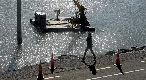  ?? JOSEPH JOHNSON/STUFF ?? The incomplete coastal pathway in Moncks Bay where pedestrian­s are exposed to traffic dangers.