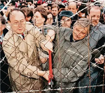  ?? FOTO PROFIMEDIA ?? Česko-německá spolupráce na bourání plotů. Ten drátěný na hranicích společnými silami přestřihli v prosinci 1989 ministři zahraničí Hans-Dietrich Genscher a Jiří Dienstbier.
