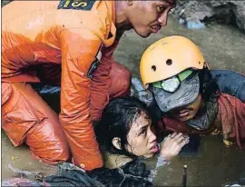  ?? ARIMACS WILANDER / AP ?? Los equipos de rescate sacan a una joven de los escombros de su casa