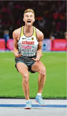  ?? Foto: Bernd Thissen, dpa ?? Landung eines Höhenflieg­ers: Der 26 jährige Mateusz Przybylko aus Bielefeld über querte 2,35 Meter – dafür gab es Gold im Hochsprung.