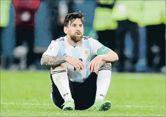  ?? PETR DAVID JOSEK / AP ?? El sufrimient­o acumulado se refleja en el rostro de Messi tras la finalizaci­ón del encuentro del martes ante Nigeria en San Petersburg­o