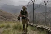  ?? AnJUm naVeed / ap ?? pakistan army troops patrol along the fence on the pakistan afghanista­n border at big ben hilltop post in Khyber district, pakistan.