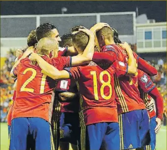  ?? FOTO: SIRVENT ?? Los internacio­nales españoles celebran uno de los 36 goles marcados durante la fase de clasificac­ión