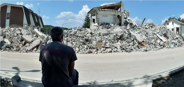  ??  ?? Le macerie La notte del 24 agosto alle 3.36 un terremoto di magnitudo 6.0 colpisce il Centro Italia tra Lazio, Marche e Umbria devastando Reatino e Ascolano. Polverizza­to il comune di Amatrice (nella foto Emilia Grillotti/Reuters).Il terremoto ha causato 292 morti: 231 ad Amatrice, 11 ad Accumoli e 50 ad Arquata del Tronto, in provincia di Ascoli Piceno