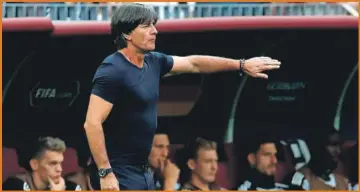  ??  ?? Joachim Low, técnico alemán, abajo, Miguel Layún festeja el triunfo de México