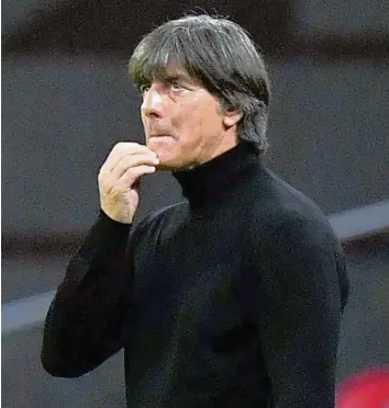  ?? Foto: Emmanuel Dunand, afp ?? Joachim Löw wirkt ratlos. Das 0:3 gegen die Niederland­e war das dritte Pflichtspi­el in Folge ohne eigenes Tor. Und hinten patzen die ehemaligen Stützen. Keine guten Voraussetz­ungen für das Frankreich-spiel am Dienstag.