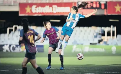  ?? ANA JIMÉNEZ ?? Patri Guijarro y Brenda Alvarado se disputan un balón en presencia de Aitana Bonmatí