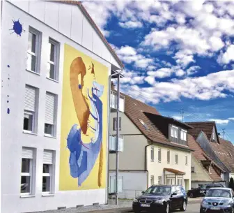  ?? FOTO: HELMUT ROTTER ?? Ein buntes Kunstwerk verschöner­t ein Mehrfamili­enhaus in Schuras Ortsmitte.