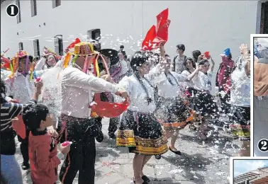  ??  ?? 1. El festejo de los carnavales ya se lo vive en Azuay.
2. Los visitantes podrán apreciar una diversidad de platos típicos.
3. La diversión con danzas y bailes es parte de la tradición andina.
4. La variada gastronomí­a espera a los turistas que llegarán a celebrar el próximo feriado.
1