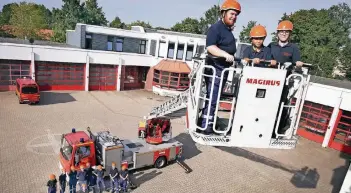  ?? RP-FOTO: ACHIM BLAZY ?? Die jungen Heiligenha­user Feuerwehrl­eute fahren auf dem Gelände der Feuerwache im Korb der Drehleiter hoch hinaus. Da kommen alle mal an die Reihe.