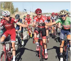  ??  ?? Après la France, l’Espagne ! Christophe­r Froome enchaîne un second tour de force. Ça s’arrose...