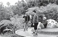  ??  ?? SEEING MT. APO.The group goes out to the Agong House to enjoy the view of Mt. Apo in an early morning, September 27, 2017.