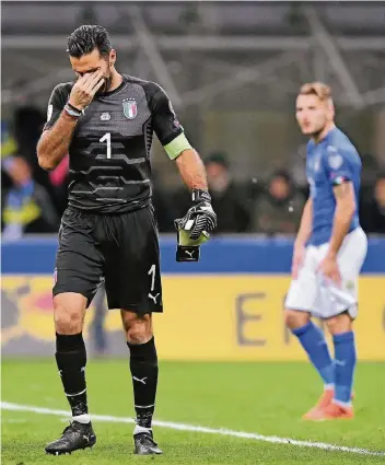  ?? FOTO: IMAGO ?? Die Tränen des Gigi Buffon nach dem Ausscheide­n, hinter ihm der Mitspieler Ciro Immobile.