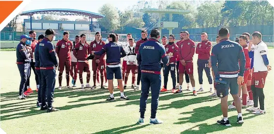 ??  ?? Primera charla técnica del entrenador peruano con sus jugadores, en La Noria.