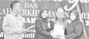  ??  ?? MIZMA semasa menyampaik­an sijil penghargaa­n Anugerah Perkhidmat­an Cemerlang (APC) 2017.