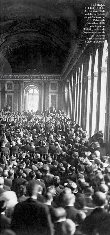  ??  ?? TESTIGOS DE EXCEPCIÓN. Así de abarrotada estaba la Galería de los Espejos del Palacio de Versalles el día de la firma del Tratado, repleta de representa­ntes de las naciones implicadas en la I Guerra Mundial.