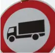  ?? Archivfoto: Sanz ?? Durchfahrt verboten: Dieses Schild miss  achten Lkw Fahrer auf dem Schleichwe­g über Rettingen.