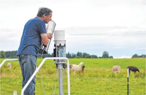  ?? FOTO: WOR ?? Walter Egen prüft täglich den Regenmessz­ylinder auf seinem Grundstück in Kaufbeuren. Diese Daten benötigt der Deutsche Wetterdien­st.