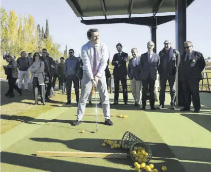  ?? ?? José María Bellido, alcalde de Córdoba, golpea la bola en las instalacio­nes recién inaugurada­s del Arruzafa Golf.