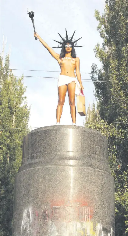  ??  ?? Aktivistin der Femen-Bewegung auf dem Sockel des einstigen Lenin-Denkmals in Kiew