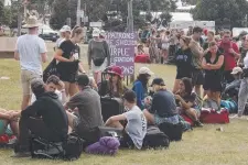  ?? Picture: KANE YOUNG ?? Festivalgo­ers line up to leave the site at Marion Bay.