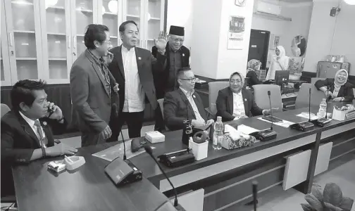  ?? PUGUH SUJIATMIKO/JAWA POS ?? TERBENTUK: Baktiono (dua dari kiri) bersenda gurau dengan sejumlah koleganya setelah rapat paripurna pengumuman komisi kemarin (1/10).