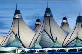  ??  ?? OBEN UND UNTEN (2): Denver: Das größte Flughafena­real der Welt soll bald um 39 Gates reicher sein