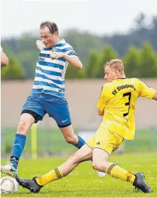  ?? FOTO: VOLKER STROHMAIER ?? Mann des Tages war Jochen Scheu (links, hier im Duell mit Michael Kienle), der beide Tore für Schemmerho­fen gegen Steinhause­n erzielte.