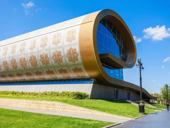  ??  ?? Flying high: the Azerbaijan Carpet Museum in the capital city (iStock)