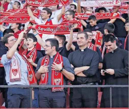  ??  ?? AFICIÓN DIVINA. El Sevilla firmó su cuarta victoria consecutiv­a y es líder. En la grada tuvo hasta el apoyo de sacerdotes.