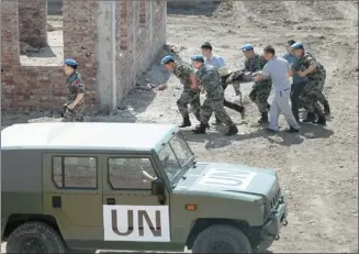  ?? WANG JING / CHINA DAILY ?? Chinese peacekeepe­rs hold an emergency assistance drill at a Beijing training center in June before heading out on a UN peacekeepi­ng mission in the Democratic Republic of the Congo.