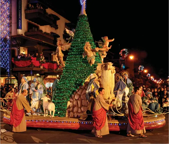  ??  ?? Natal Luz is considered the biggest Christmas celebratio­n in the world: it goes from late October to January.