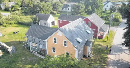  ?? PHOTOS BY ERIC WYNNE • THE CHRONICLE HERALD ?? This home was built around 1790 in Port Medway. It appears one of the first residents of the house was the Morine family, who were shipbuilde­rs.