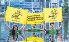  ?? FOTO: SVEN HOPPE/DPA ?? Aktivisten von Greenpeace demonstrie­ren am Eröffnungs­tag vor dem Eingang der Messe: „Dasselbe schmutzige Geschäft.“