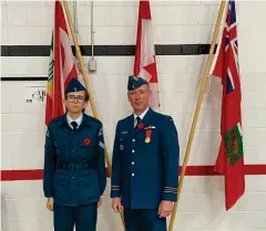  ?? photo : Gracieuset­é École/collège régional Gabrielle-roy ?? Caleb Gelineau, élève de 10e année à l’école/collège régional Gabrielle-roy et cadet, et le soldat Marc-andré Asselin posent en tenue militaire devant le drapeau franco-manitobain, le drapeau métis, le drapeau canadien et le drapeau manitobain.