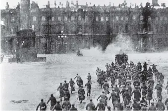  ??  ?? 25. Oktober 1917: „Sturm auf den Winterpala­st“. Diese ikonografi­sche Aufnahme entstand allerdings beim Dreh von Sergei Eisenstein­s Stummfilm „Oktober“im Jahr 1928.