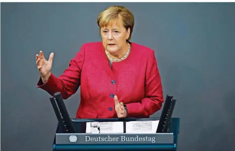  ?? FOTO: MARKUS SCHREIBER/AP ?? Angesichts steigender Corona-Neuinfekti­onen fand Kanzlerin Angela Merkel am Mittwoch im Bundestag eindringli­che Worte.