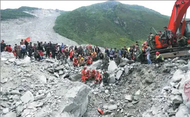  ?? PHOTOS BY FENG YONGBIN / CHINA DAILY ?? Sichuan Brigade of Armed Police officers use life detection devices to search for buried villagers of Xinmo village, Sichuan, on Sunday.