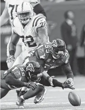  ?? THE ASSOCIATED PRESS ?? Atlanta Falcons outside linebacker Justin Durant, left, and middle linebacker Paul Worrilow leap toward a fumbled ball during last week’s game against the Indianapol­is Colts. Worrilow came up with the fumble, but the Falcons have struggled to maintain...