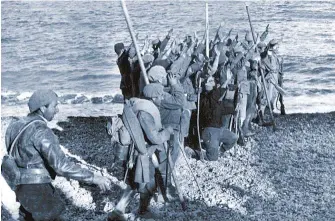  ??  ?? LLEGAR AL MAR, TOCAR EL CIELO. Con su épica marcha hasta el Mediterrán­eo, culminada el 15 de abril de 1938, los requetés carlistas (arriba, en la playa de Vinaroz) partieron en dos el territorio leal a la República.