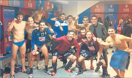  ?? FOTO: TWITTER ?? Jolgorio
Los jugadores del Eibar escenifica­n en el vestuario que la remontada de ayer tuvo un poso de memorable