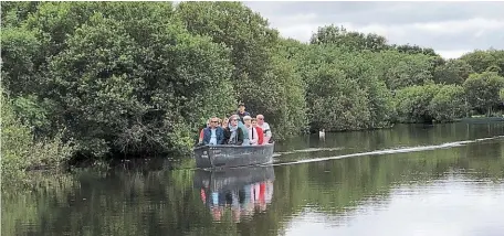  ?? | PHOTO : OUEST-FRANCE ?? Les promenades en bateau électrique ont lieu tous les jours dans le marais de Brière.