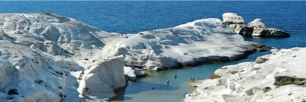  ??  ?? Le rocce bianche di Sarakiniko.