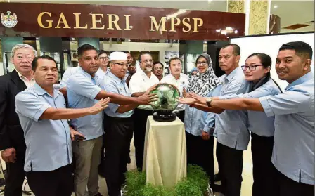  ??  ?? All together now: Jagdeep (centre) with MPSP president Datuk Rozali Mohamud (in white kopiah), MBPP mayor Datuk Yew Tung Seang (fifth from right) and other MPSP councillor­s during the announceme­nt of the New City Council at the MPSP headquarte­rs in Bandar Perda, Bukit Mertajam.