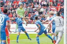  ?? FOTO: IMAGO ?? Wenn der Torwart zum Ausgleich köpft: Berlins Rafal Gikiewicz (grünes Trikot) trifft zum 1:1 gegen Heidenheim.