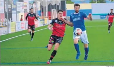  ?? TINO NAVAS ?? Canty pelea un balón con un jugador del Xerez DFC.