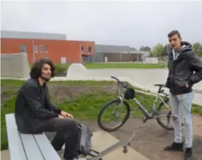  ?? FOTO KMA ?? Michael (30) en Sam (16) bij het skatepark, met op de achtergron­d de sporthal van Amigos. “Andermans eigendom beschadige­n is niet oké. Straks sluiten ze hier het skatepark nog”, zegt Sam.