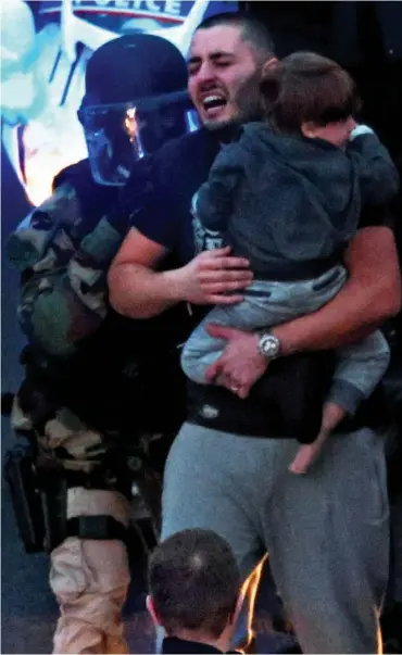  ?? PICTURES: Best Image/Vantagenew­s.co.uk ?? Never let you go: A father and mother hold their children after the shop siege in Paris yesterday