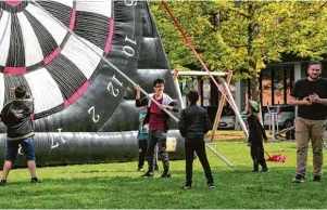  ?? Fotos: MESKO ?? Die riesige Fußball Dartscheib­e auf der Jahnwiese wird im Rahmenprog­ramm der Baufachtag­e eine Attraktion für große und kleine Besucher sein.